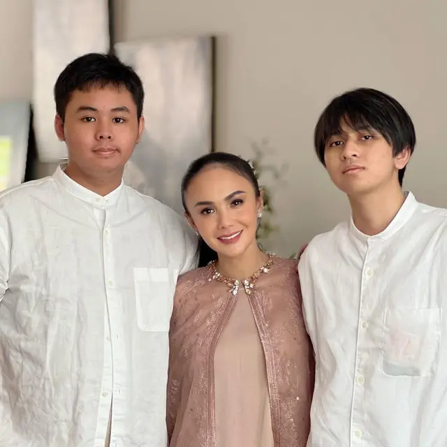 Punya Wajah Baby Face, Potret 6 Artis Bareng Buah Hatinya Ini Bak Kakak Adik