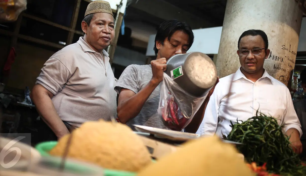 Cagub DKI Jakarta Anies Rasyid Baswedan berbincang dengan pedagang Pasar Tebet Timur, Jakarta, Jumat (28/10). Kunjungan Anis tersebut untuk melihat suasana pasar tradisional serta sebagai kampanye Pilgub DKI Jakarta 2017. (Liputan6.com/Faizal Fanani)