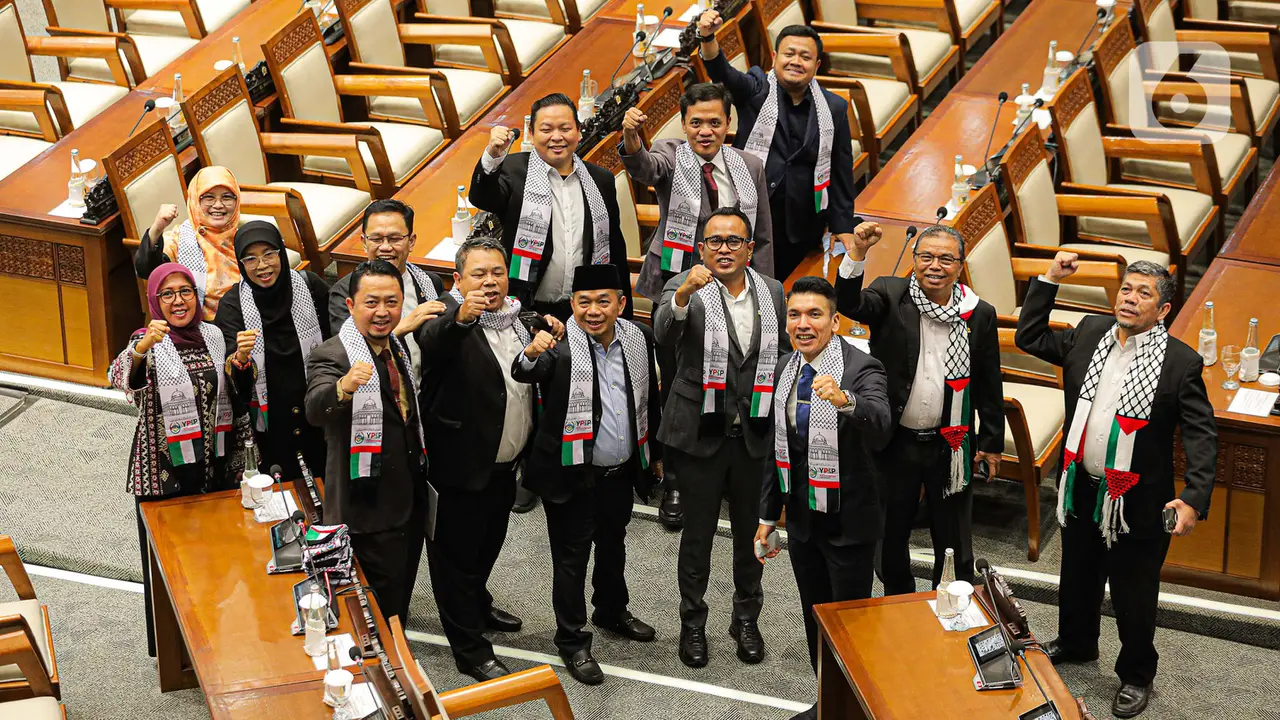 Anggota DPR Pakai Syal Palestina