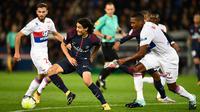 Aksi pemain PSG, Edinson Cavani melewati adangan pemain Lyon pada lanjutan Ligue 1 Prancis di Parc des Princes stadium, Paris, (17/9/2017). PSG menang 2-0. (AFP/Christhope Simon)