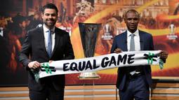 Kampanye anti SARA disuarakan saat undian semifinal Liga Europa di Nyon, Swiss, Jumat (13/4/2018). Arsenal akan melawan Atletico Madrid, Marseille melawan Salzburg. (AFP/Fabrice Coffrini)