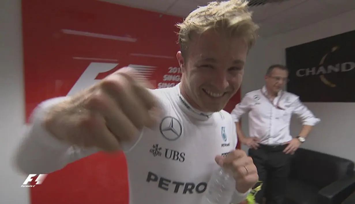 Ekspresi pebalap Mercedes, Nico Rosberg, setelah menjuarai balapan F1 GP Singapura untuk pertama kalinya, Minggu (18/9/2016). (Bola.com/Twitter/F1)