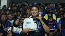 Fans Inter Milan mendapatkan hadiah dari Bola.com dalam kegiatan nonton bareng final Liga Champions 2022/2023 antara Inter Milan vs Man City yang diselenggarakan oleh Inter Club Indonesia (ICI) di Tennis Indoor Senayan, Jakarta, Minggu (11/6/2023) dini hari WIB. (Bola.com/M Iqbal Ichsan)