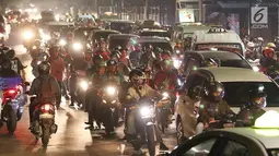 Sejumlah pemudik bersepeda motor memadati ruas Jalan Raya Kalimalang, Bekasi, Jawa Barat, Kamis (22/6). Situasi malam hari masih menjadi pilihan para pemudik yang menggunakan sepeda motor ke kampung halamannya. (Liputan6.com/Angga Yuniar)