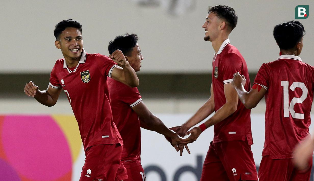 <p>Selebrasi pemain Timnas Indonesia U-23, Marselino Ferdinan (kiri), setelah mencetak gol kedua ke gawang Timnas Chinese Taipe U-23 dalam pertandingan Grup K Kualifikasi Piala Asia U-23 2024 yang berlangsung di Stadion Manahan, Solo, Sabtu (9/9/2023). (Bola.com/Arief Bagus Prasetiyo)</p>