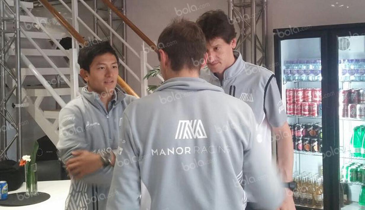 Rio Haryanto berbincang dengan kru Manor Racing seusai latihan bebas kedua F1 GP Spanyol di Sirkuit Catalunya, Spanyol, Jumat (13/5/2016). (Bola.com/Reza Khomaini)