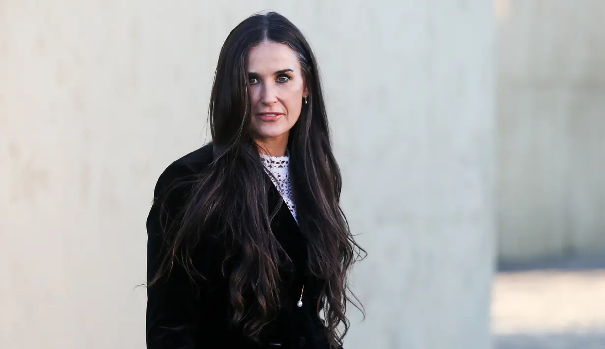Aktris Demi Moore saat menghadiri pertunjukan Dior Cruise 2018 di Calabassas,  Santa Monica, California (11/5). Aktris 54 tahun ini tampil dengan blazer dan rok berwarna hitam. (Rich Fury/Getty Images/AFP)