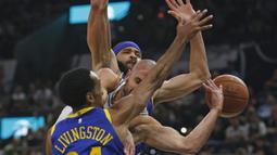 Aksi pemain Spurs, Manu Ginobili (tengah) saat melewati adangan dua pemain Warriors pada laga NBA basketball game di AT&T Center, San Antonio, (2/11/2017) waktu setempat. Warriors menang 112-92. R(onald Cortes/Getty Images/AFP)