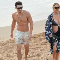 Mariah Carey telah mengakui kabar perselingkuhannya dengan Bryan Tanaka, seorang pelatih koreografernya. Pengakuannya terlihat dengan potret kemesraan keduanya yang sedang berlibur di pantai. (doc.dailymail.com)