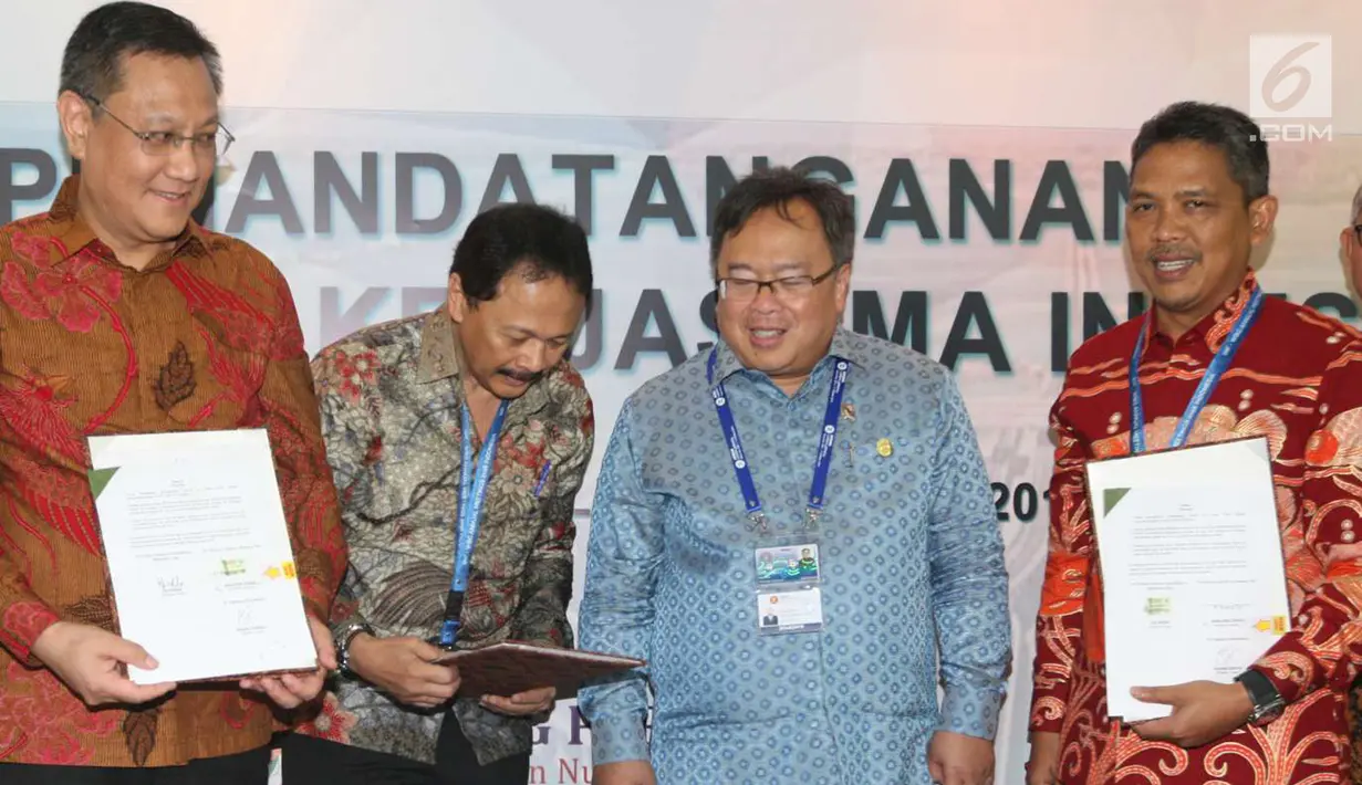Menteri PPN/Kepala Bappenas Bambang Brodjonegoro (dua kanan) saat penandatanganan kerja sama investasi di Bali, Sabtu (13/10). Beberapa di antara proyek-proyek yang dibahas telah mencapai financial closing. (Liputan6.com/Angga Yuniar)