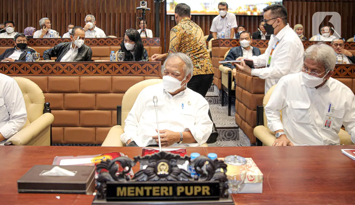 Menteri Pekerjaan Umum dan Perumahan Rakyat (PUPR) Basuki Hadimuljono saat tiba untuk mengikuti rapat kerja bersama Komisi V DPR RI di Kompleks Parlemen, Senayan, Jakarta, Selasa (17/1/2023). Rapat tersebut membahas tentang pembahasan program-program Kementerian PUPR tahun 2023 dan evaluasi pelaksanaan anggaran tahun 2022. (Liputan6.com/Faizal Fanani)