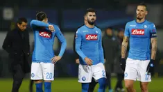 Para pemain Napoli tampak kecewa usai tersingkir dari Liga Champions setelah kalah dari Feyenoord di Stadion Kuip, Rotterdam, Rabu (6/12/2017). Feyenoord menang 2-1 atas Napoli. (AP/Peter Dejong)