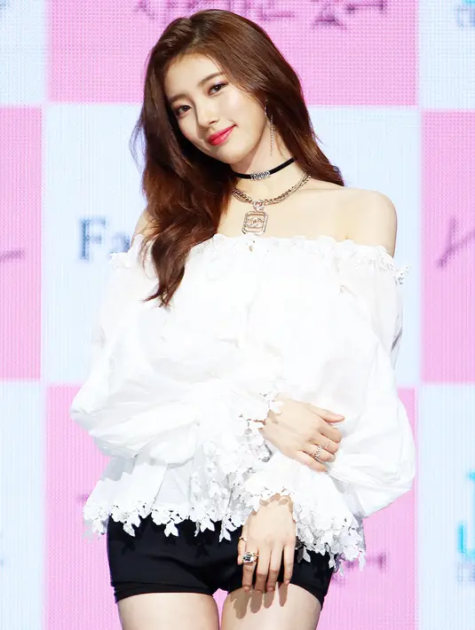 Penampilan Suzy selalu menjadi pusat perhatian publik. Melalui akun Instagram pribadinya, @skuukzky, ia terlihat sering di acara fashion. (Foto: instagram.com/skuukzky)