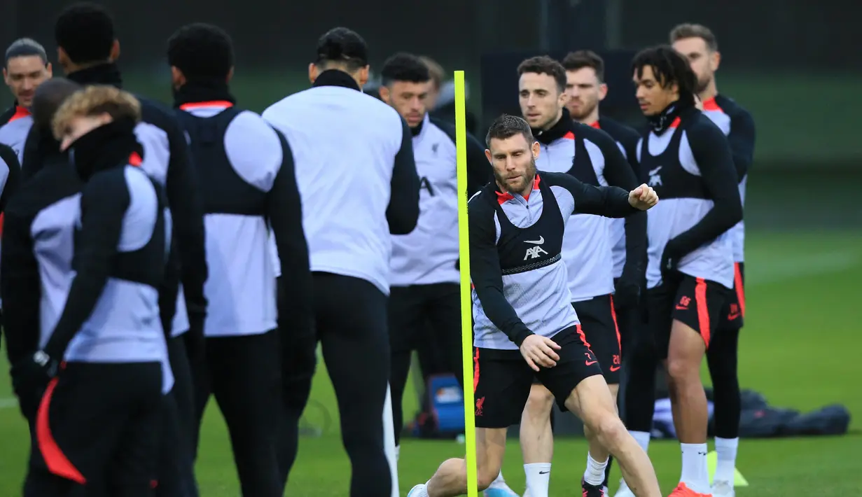 Pemain Liverpool James Milner (tengah kanan) dan rekan satu timnya mengambil bagian dalam sesi latihan tim di Pusat Pelatihan AXA, Liverpool, Inggris, 20 Februari 2023. Liverpool akan menghadapi pertandingan sepak bola leg pertama babak 16 besar Liga Champions UEFA melawan Real Madrid. (Lindsey Parnaby/AFP)