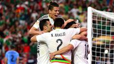 Para pemain Meksiko merayakan gol yang dicetak Hector Herrera ke gawang Uruguay pada laga Grup C Copa Amerika di Phoenix Stadium, AS, Senin (6/6/2016) dini hari WIB. Meksiko menang 3-1 atas Uruguay. (AFP/Jennifer Stewart)