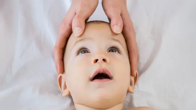 Ilustrasi Memijat Bayi