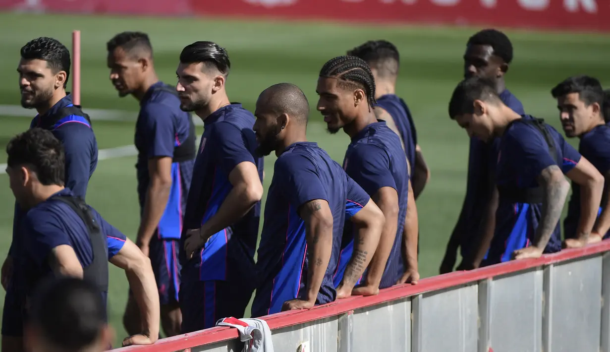 Para pemain Sevilla  menghadiri sesi latihan tim di stadion Ramon Sanchez-Pizjuan di Seville pada 19 April 2023.(AFP/CRISTINA QUICLER)
