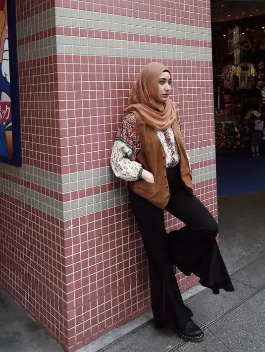 Tampil dengan luaran cokelat yang serasi dengan kerudungnya, dipadukan celana cut bray dan sepatu hitam.  Credit: Instagram @osnapitzcha