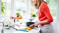 Anda dapat memasak makanan sendiri untuk hidup yang lebih sehat. Berikut langkah dan tips melakukannya di rumah.