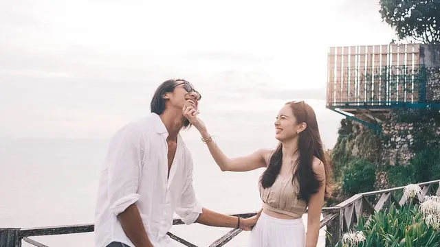Pacari Sepupu Dian Sastro, Ini 6 Potret Mesra Sean Gelael dan Naarah Joesoef