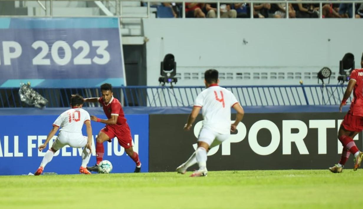 Pemain Timnas Indonesia U-23, Robi Darwis (tengah), berusaha melewati pemain Timnas Vietnam U-23,  Khuad Van Khang (kiri), dalam pertandingan final Piala AFF U-23 2023 yang berlangsung di Rayong Province Stadium, Thailand, Sabtu (26/8/2023) malam WIB. (Dok. PSSI)