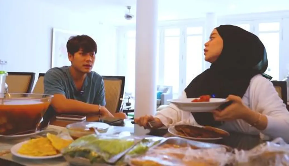 Belum resmi aja, Lesti sudah memperlakukan sang kekasih layaknya suaminya. Ia melayani Billar dengan mengambilkan makanan di meja makan. (Youtube/Rizky Billar)