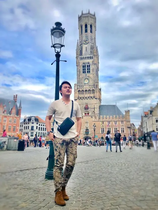 Pria berjulukan genius of dangdut ini sudah manggung di beberapa negara. Danang juga melebarkan sayapnya menjadi seorang presenter. (Liputan6.com/IG/@da2_danang)