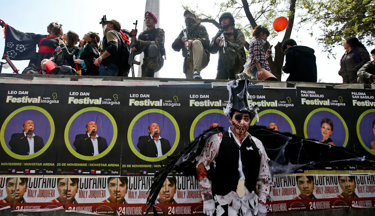 Orang-orang ambil bagian dalam perayaan satu dekade Zombie Walk di Santiago, Chile, 13 Oktober 2018. Zombie Walk merupakan acara rutin tahunan yang terinspirasi dari acara televisi AS 'The Walking Dead'. (AP/Esteban Felix)