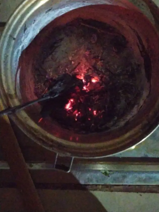 Potret Keadaan Dapur Saat Diambil Alih Bapak-bapak, Bak Medan Pertempuran. (Sumber: Twitter/FOODFESS2)