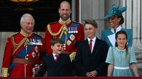(Dari kiri ke kanan) Raja Charles III, Pangeran William, Pangeran Louis, Pangeran George, Kate Middleton, dan Putri Charlotte berpose di balkon Istana Buckingham setelah menghadiri Trooping the Colour di London pada 14 Juni 2025. (Ben STANSALL/AFP)