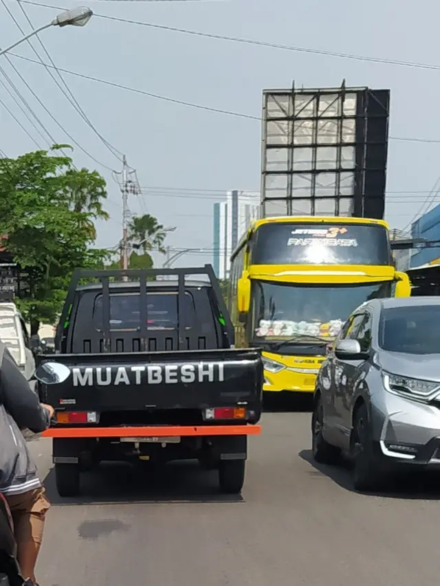 6 Tulisan Lucu di Belakang Mobil Bak Terbuka, Pengendara Lain Gagal Fokus