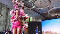 Puteri Indonesia Pariwisata 2022 Adinda Cresheilla menunjukkan kostum nasional yang akan dibawanya ke ajang Miss Supranational 2022. (Liputan6.com/Dinny Mutiah)