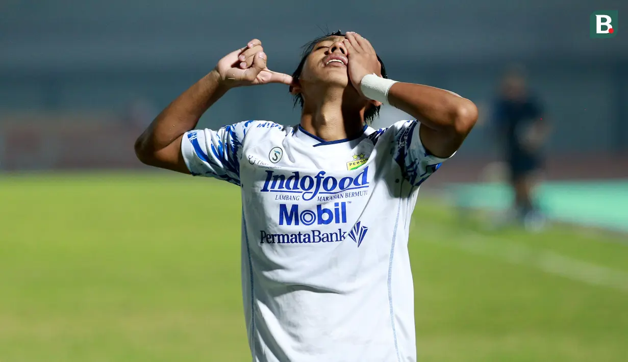 Beckham Nugraha Putra merupakan gelandang muda Persib Bandung yang penuh talenta di BRI Liga 1 2021/2022. Dirinya bahkan mampu melesatkan gol di umurnya yang masih 19 tahun 10 bulan 20 hari saat melawan Bali United. (Bola.com/M. Iqbal Ichsan)