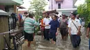 Cagub Jateng nomor urut dua Sudirman Said blusukan ke lokasi banjir di Tegal, Jawa Tengah, Kamis (15/2). Hari ini merupakan jadwal kampanye pertama kalinya setelah Sudirman resmi ditetapkan sebagai cagub oleh KPU. (Liputan6.com/Fajar Eko Nugroho)