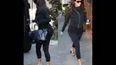 Kim Kardashian tampil santai dengan baju serba hitam dan celana legging mengunjungi sebuah klinik kecantikan, Amerika Serikat, (18/9/14). (Dailymail)