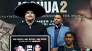 Petinju Andy Ruiz Jr (kiri) memberi keterangan saat konferensi pers duel ulang dengan Anthony Joshua (kanan), New York City, Amerika Serikat, Kamis (5/9/2019). Andy Ruiz Jr merespons santai intimidasi Anthony Joshua yang yakin akan mengalahkannya dalam duel ulang. (Bryan R. Smith/AFP)