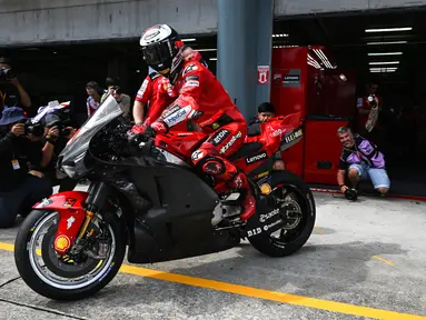 Pebalap Ducati Lenovo, Francesco Bagnaia memacu motornya meninggalkan pit lane saat sesi tes pramusim MotoGP 2023 yang berlangsung di Sirkuit Sepang, Malaysia, Sabtu (10/02/2023). Seperti sebelumnya, hanya ada lima tes pramusim resmi yang diizinkan, yaitu di Malaysia (10-12 Februari) dan Portugal (11-12 Maret). (AFP/Mohd Rasfan)