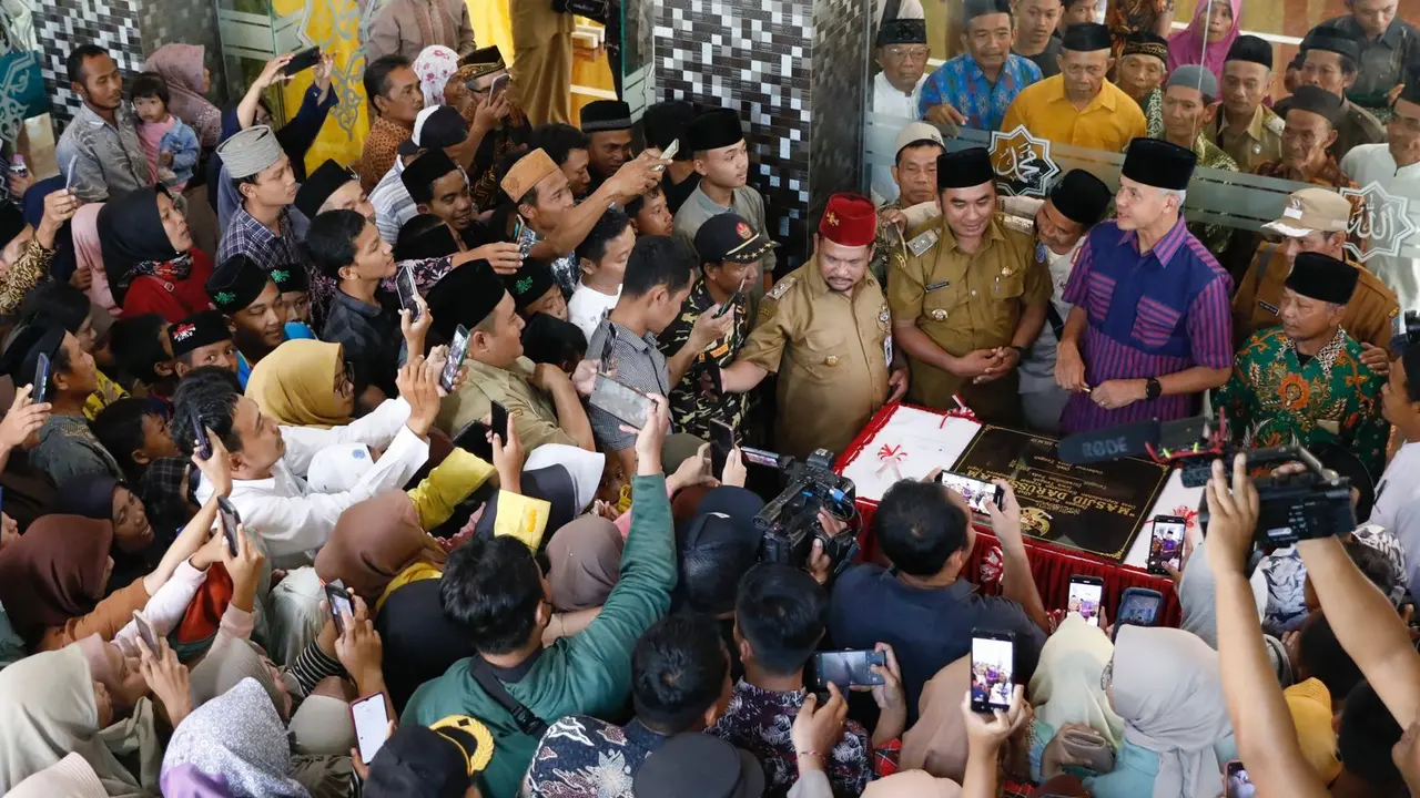 Gubernur Jawa Tengah Ganjar Pranowo, meresmikan Masjid Darussalam yang berada di Desa Kepunduhan, Kecamatan Kramat, Kabupaten Tegal pada Selasa (4/7/2023) siang.