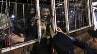 Warga Palestina yang terluka tiba di Rumah Sakit al-Shifa dengan menaiki truk menyusul serangan udara Israel di Kota Gaza, Jalur Gaza, Kamis (19/10/2023). (AP Photo/Abed Khaled)