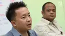 Pria yang diduga menendang anak dalam insiden ayunan di Kelapa Gading, Jonathan saat menyambangi Komnas PA di Jakarta, Senin (30/4). Video tersebut memperlihatkan seorang pria yang menendang anak kecil di ayunan. (Liputan6.com/Immanuel Antonius)