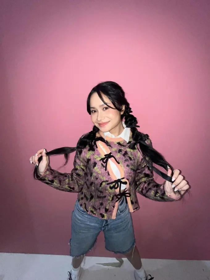 Satine Zaneta Pakai Outfit Pink (Instagram/@satinezaneta)