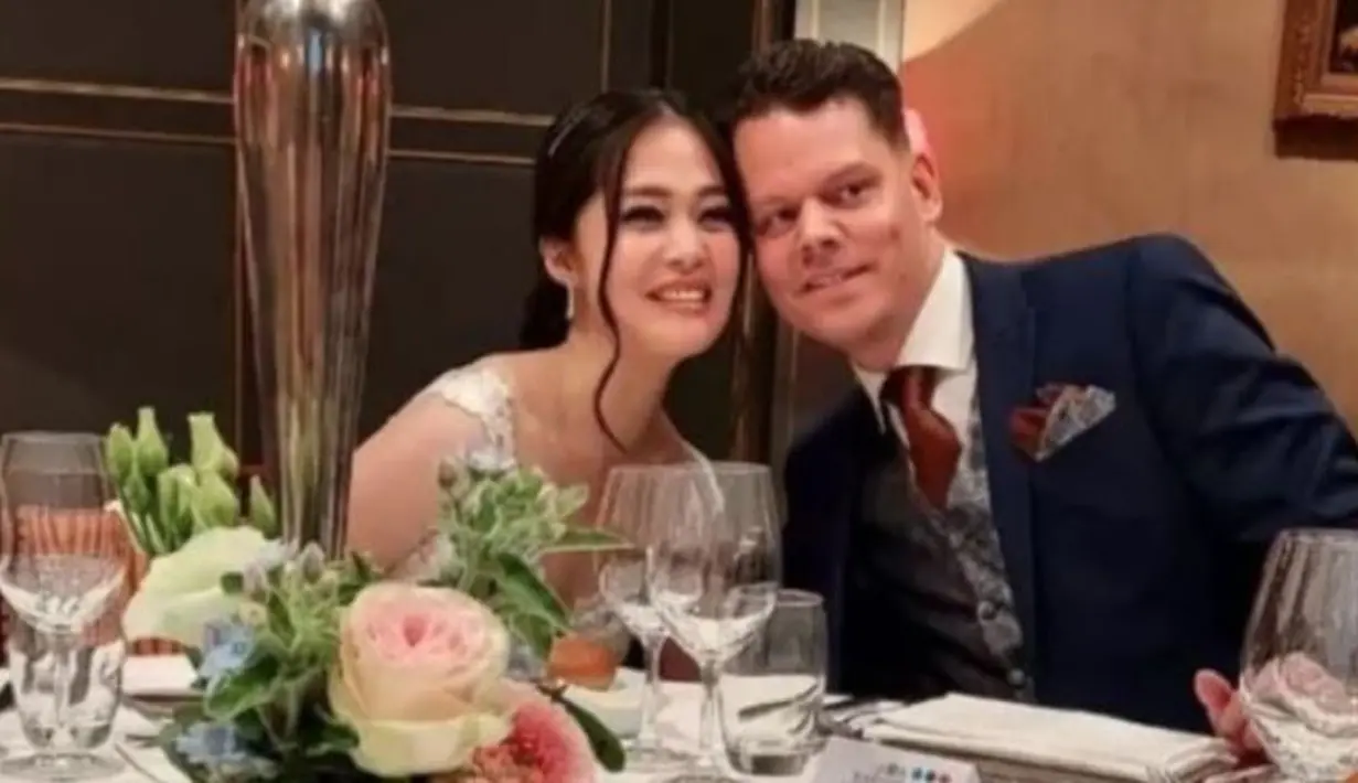 Gracia Indri Tampil Anggun dengan Gaun Putih Saat Menikah di Belanda. (dok.Instagram @jtwo_management.agency/https://www.instagram.com/p/CWha8YFhdqb/Henry)