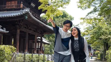 Melalui akun Instagramnya, baik Armand Maulana dan Dewi Gita keduanya sering membagikan momen mesra. Salah satunya saat mereka pernah berlibur ke negara Sakura waktu itu. (Liputan6.com/IG/@armandmaulana04)