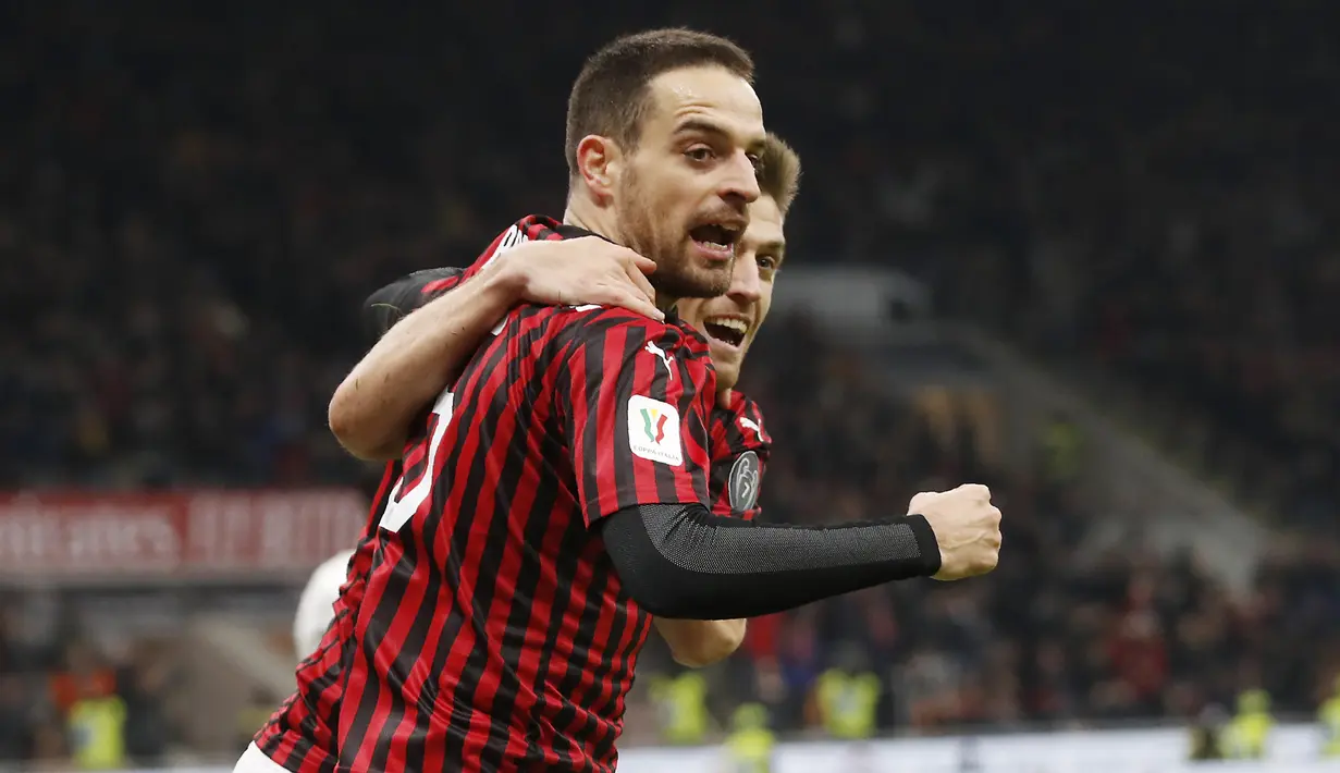 Gelandang AC Milan, Giacomo Bonaventura berselebrasi dengan rekannya Krzysztof Piatek usai mencetak gol ke gawang Torino pada perempat final Coppa Italia di stadion San Siro, Milan (28/1/2020). AC Milan menang 4-2 atas Torino dan melaju ke babak semifinal melawan Juventus. (AP Photo/Antonio Calanni)