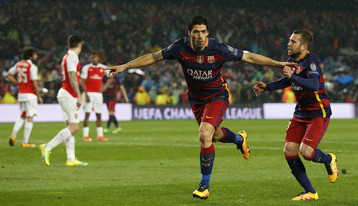 Striker Barcelona, Luis Suarez, merayakan gol ke gawang Arsenal pada leg kedua babak 16 besar Liga Champions di Stadion Camp Nou, Kamis (17/3/2016) dini hari WIB. Barca lolos ke perempat final. (Action Images via Reuters/Carl Recine)