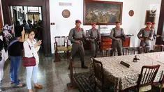 Pengunjung melihat koleksi di salah satu bagian ruangan Museum AH Nasution di Menteng, Jakarta, Sabtu (30/9). Bertepatan dengan peringatan 52 tahun peristiwa Gerakan 30 September 1965 Museum AH Nasution dipenuhi pengunjung. (Liputan6.com/Angga Yuniar)