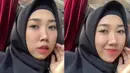 Wanita 29 tahun itu beberapa kali tampil mengenakan hijab. Saat mengenakan penutup kepala, penampilan Kiky Saputri tampak berbeda dari biasanya. Ia tampak lebih kalem dan anggun. (Liputan6.com/IG/@kikysaputrii)