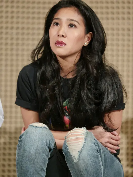 Menjadi bagian di pagelaran Manusia Istana, Oivia butuh penjiwaan yang kuat saat menyampaikan bait-bait puisi karya Radhar Panca tersebut. Ia pun mengakui banyak disemprot Radhar, si pemilik puisi. (Adrian Putra/Bintang.com)