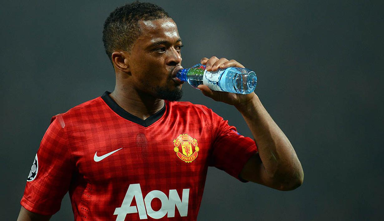 2. Patrice Evra (Januari 2006) - MU mendapatkan bek kiri ini dari Monaco seharga 7 juta poundsterling. Bersama Setan Merah, pria Prancis itu sukses meraih lima gelar Liga Premier Inggris dan satu Piala Champions. (AFP/Andrew Yates)