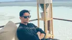 Usai kerap tampil memamerkan jenggot dan kumis tipisnya, Andrew Andika kali ini kerap mengenakan kacamata hitam. Ia terlihat keren meski hanya dengan pose duduk kalem. (Liputan6.com/IG/@andrewandika).